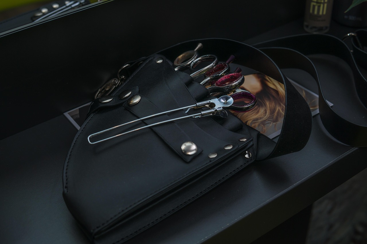 Puzdro s nožnicami na strihanie vlasov.