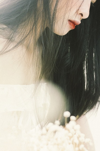 Ilustračný záber - Muž v košeli s krátkym rukávom a šortkách sedí v kaviarni.