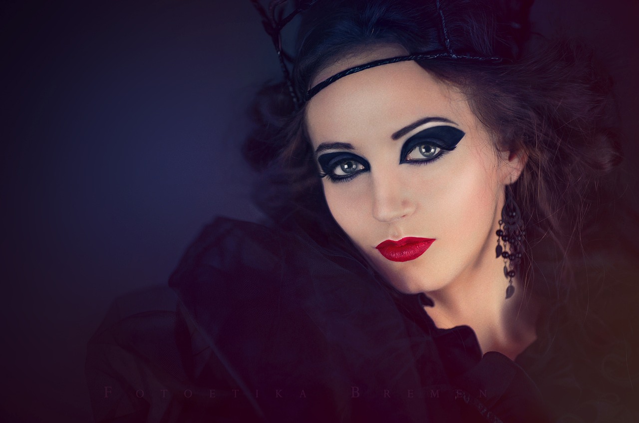 Portrét ženy s výrazným make-upom, vhodný na ilustráciu kontúrovania tváre.