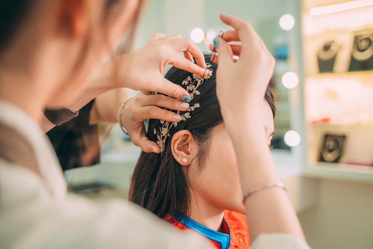 Žena si necháva upraviť vlasy s ozdobnou sponkou.