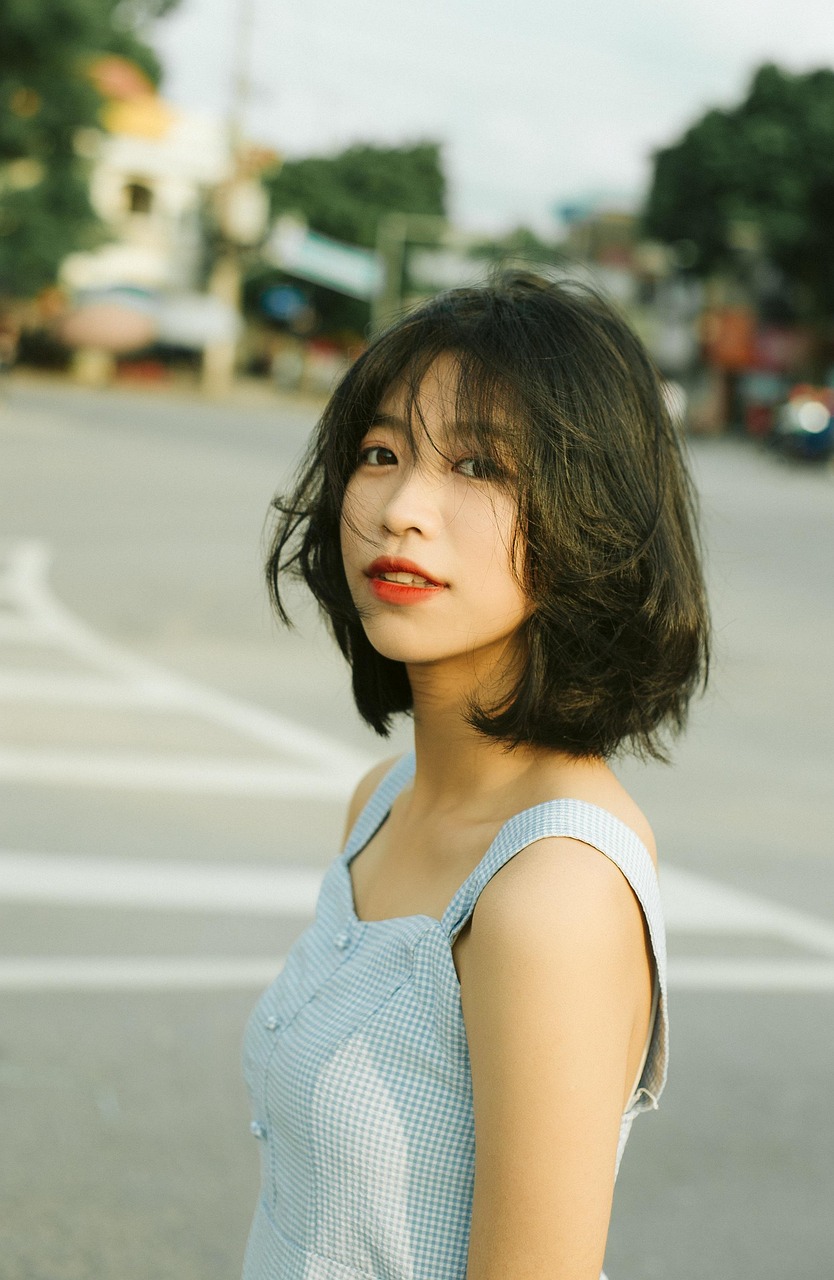 Portrét mladej ženy s krátkymi tmavými vlasmi a ofinou.